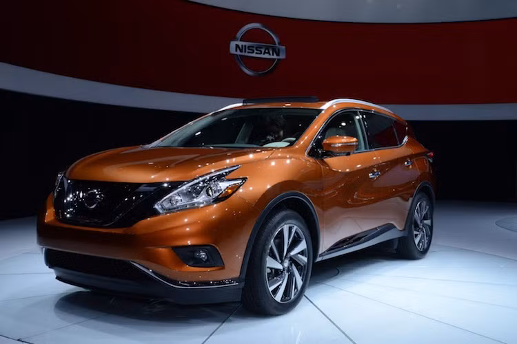 Nhiều khả năng Nissan Murano sẽ chỉ được bán ở Việt Nam dưới duy nhất một phiên bản động cơ V6 3.5l 260 mã lực. Ngoài ra xe còn có phiên bản hybrid nhưng có thể khá chắc chắn rằng bản này sẽ không được Nissan cung cấp cho khách hàng Việt.