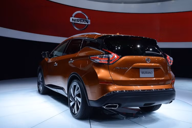 Đặc điểm độc đáo nhất trên mẫu xe mới đó là cột D của xe có màu đe, tạo cảm giác như các cửa kính bên của xe chạy nối liền với kính hậu, khiến cho mui xe như "nổi" trên kính. Bên cạnh đó là những đèn pha LED và đèn hậu hình boomerang độc đáo.