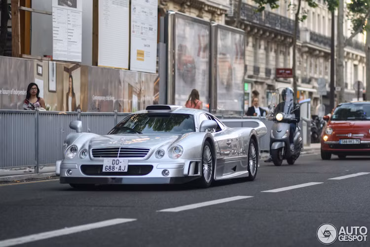 Một chiếc Mercedes CLK-GTR, với số lượng sản xuất chỉ 20 chiếc trên toàn Thế giới đang "dạo phố" Monaco.