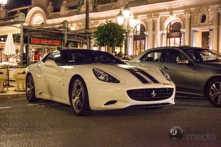 Trên đường phố Monaco, việc nhìn thấy một chiếc xe bình thường còn khó hơn gặp siêu xe. Ở đâu, một chiếc Ferrari California như thế này vẫn thuộc "hàng bình dân".