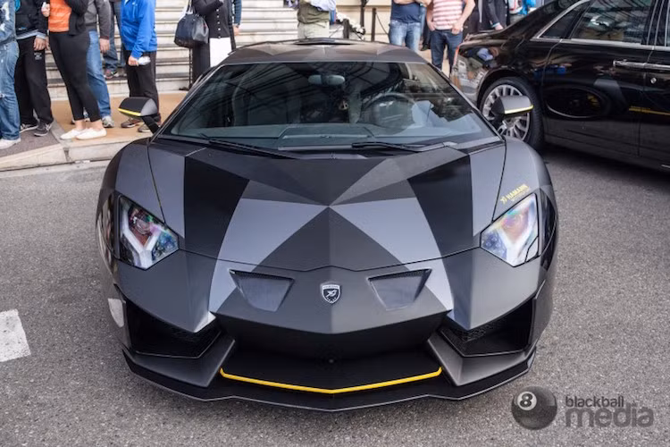 Ngoài ra Monaco cũng là một thiên đường thuế, chính vì vậy những người giàu có đều hội tụ ở đây, và khoe khoang về của cải của họ theo nhiều cách khác nhau.