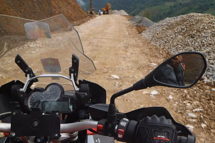 Để lên được một số làng, bản của người dân tộc trên vùng cao, đoàn phải vượt qua nhiều con đường mòn hiểm trở. Đối với những thành viên sở hữu những chiếc xe adventure hay enduro, đây là một thử thách tương đối đơn giản với họ.