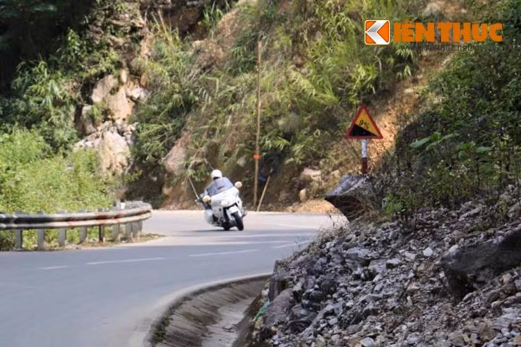 Những cung đường đèo ở vùng Tây Bắc nguy hiểm, nhưng cũng đồng thời là một trải nghiệm rất thú vị với các biker, khi họ có thể thực hành kỹ năng "ôm cua" sát đất đầy kích thích.