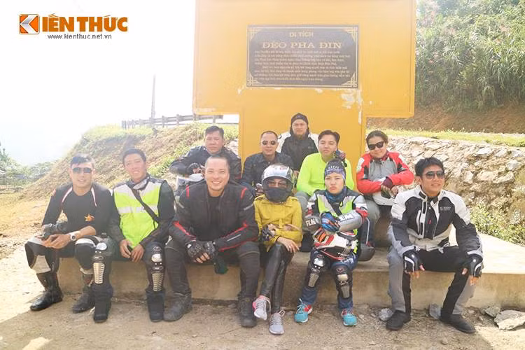 Một số thành viên của đoàn "tranh thủ" chụp hình lưu niệm khi nghỉ chân tại đèo Pha Đin. Không chỉ có "cánh mày râu", nhiều phụ nữ cũng đã tham gia vào hành trình này.