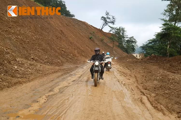 Trong lần "phượt" Tây Bắc này, khá may mắn cho các thành viên nhóm "Những cung đường hình chữ S" khi trong đa phần hành trình thời tiết đã ủng hộ họ với tiết trời nắng thu khô ráo, ấm áp. Mặc dù vậy, một số đoạn mưa khi đi trên những con đường đất cũng đã khiến họ gặp không ít khó khăn.