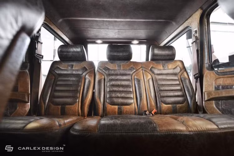 Toàn bộ các ghế ngồi của chiếc xe đương nhiên cũng được bọc da một cách cầu kỳ. Trong khi đó, trần xe được bọc bằng da lộn với độ mịn màng như nhung.