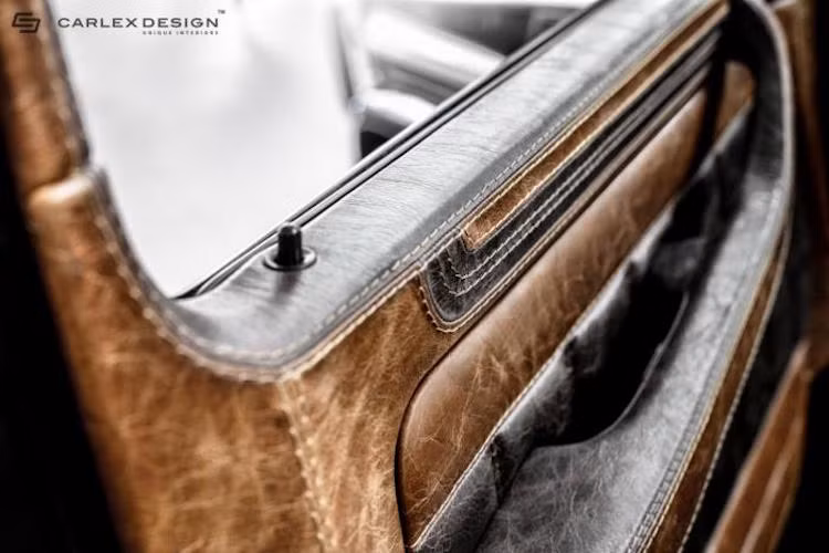 Ngay cả những tấm ốp cửa cũng đã được hãng độ Carlex trang trí bằng da, khâu lại bởi những đường chỉ thủ công đầy tỉ mỉ.