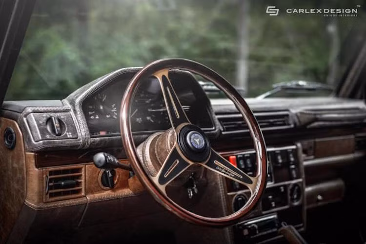 Đầu tiên, tay lái của chiếc xe được cắt CNC từ thép cứng, mạ vàng 24k nhẹ nhàng sau đó bọc xung quanh bởi vành gỗ sồi được xử lý đặc biệt.