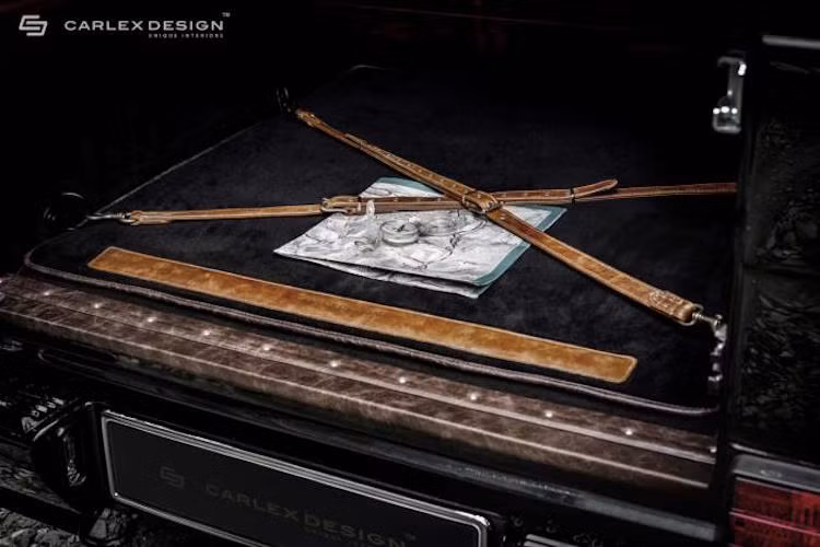 Khoang hành lý của xe cũng được "chăm sóc" cầu kỳ, với những dây đai chằng đồ bằng da và thảm lót bằng da lộn.