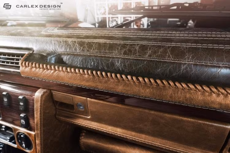 Loại da được Carlex sử dụng vẫn còn giữ nguyên vân gốc nhờ quá trình xử lý đặc biệt và có tông màu trầm, khiến nội thất của xe có được một vẻ "phong trần" và cổ điển như cabin của những chiếc xe ngựa thời xưa.