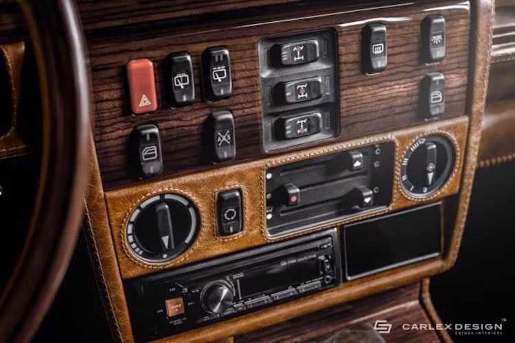 Ngay cả bảng điều khiển trung tâm của xe cũng được dán da cẩn thận, "kín mít" gần như tất cả mọi ngóc ngách nhỏ nhất.