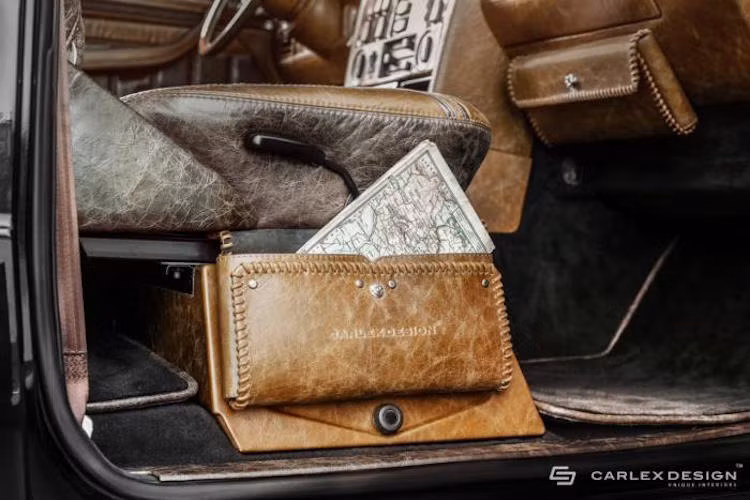 Trong quá trình độ nội thất, Carlex cũng đồng thời tạo thêm cho chiếc xe một số túi đựng đồ bằng da đầy phong trần và tiện ích.