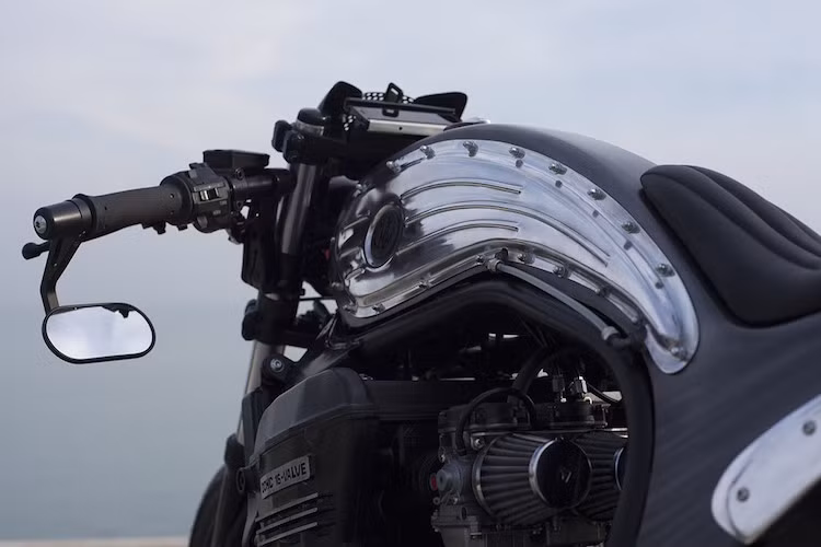 Bình xăng được The Fugar gắn một tấm kim loại dập bóng và có đinh tán theo phong cách steampunk.