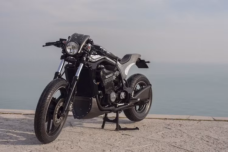 Chiếc xe gốc có trọng lượng khoảng 258 kg, trong khi bản độ Centopia này chỉ nặng 168 kg.