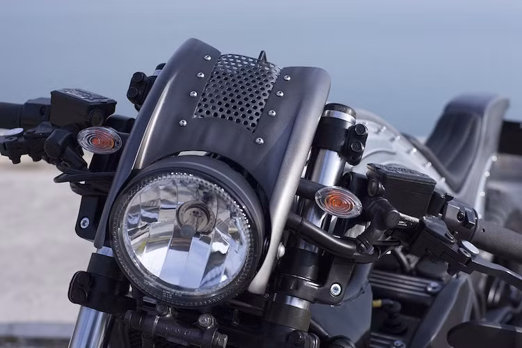 Toàn bộ phần quây trước của xe đã bị loại bỏ, thay vào đó là đầu đèn gọn gàng hơn rất nhiều.