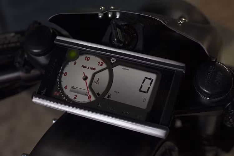 Thông qua kết nối không dây, các thông tin về xe có thể được truyền lên chiếc điện thoại gắn ở trên tay lái, đóng vai trò như đồng hồ điện tử.