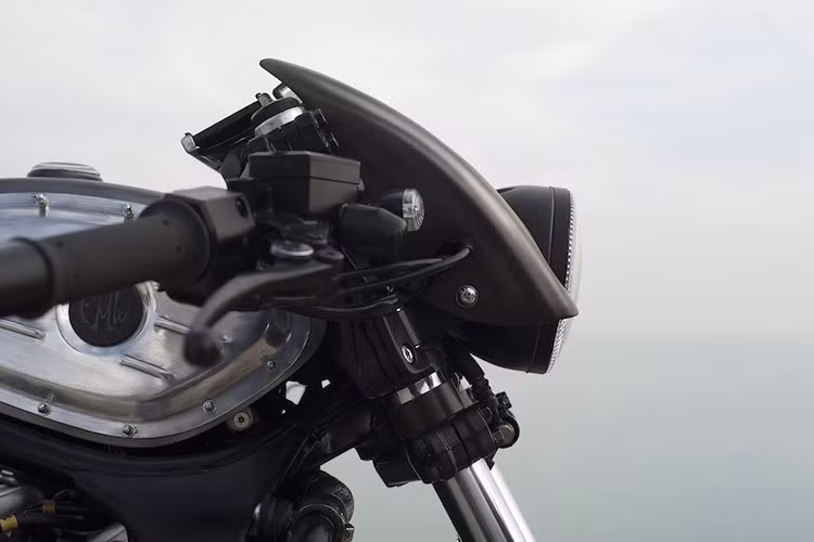 Đồng thời, các chi tiết xung quanh đầu xe cũng được lược bỏ tối đa.