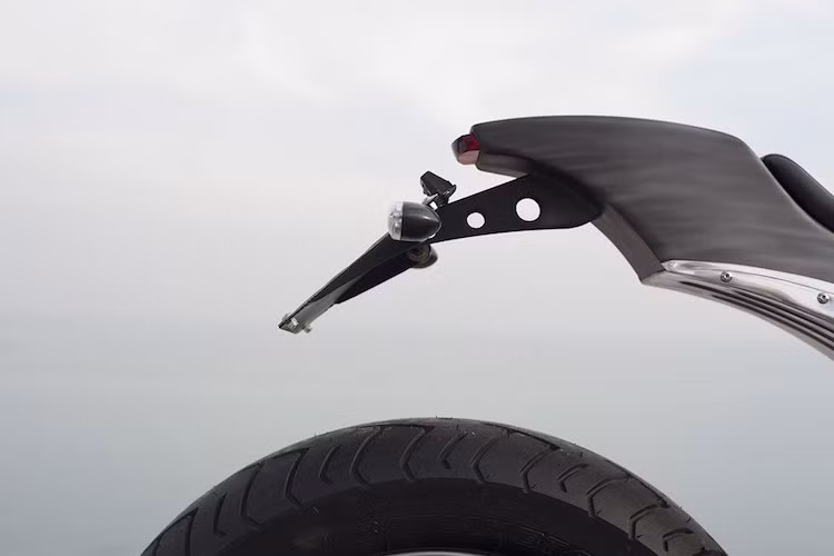 Pát biển số sau được chế một cách mảnh dẻ, gọn nhẹ. Đèn hậu được gắn trực tiếp vào đuôi xe.