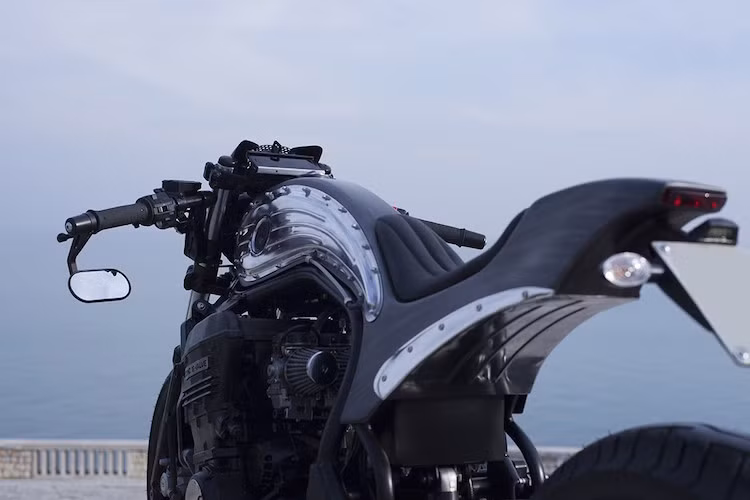 Toàn bộ thân xe cũng được The Fugar "chế" lại, sử dụng các tấm nhôm phay xước tối màu và hàn lại với nhau.