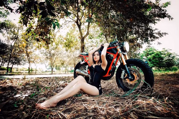 Bình xăng "zin" của SRX được thiết kế dốc về phía trước đem tới cho xe vẻ đẹp của những chiếc streetfighter hiện đại, trong khi cặp vành nan và đèn pha tròn mang phong cách của xe cafe racer cổ điển.