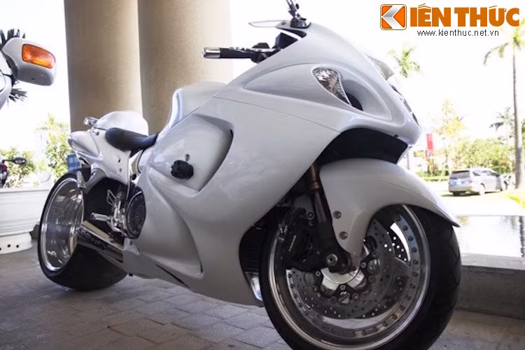 Suzuki Hayabusa nổi bật trong "bộ cánh" trắng tinh khôi, kèm theo cặp mâm "khủng".