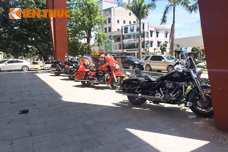 Dàn Harley-Davidson của Clb Free Chapter Hà Nội cũng có mặt để chia vui cùng những người anh em Quảng Trị.