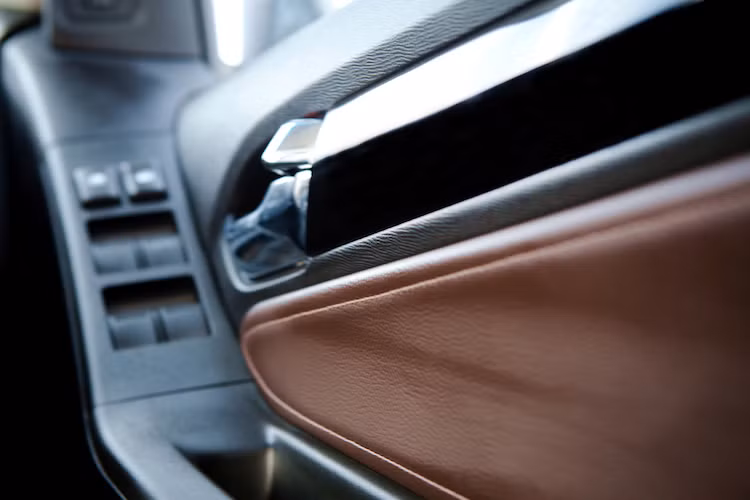 Các panel cửa xe cũng được hoàn thiện cẩn thận với da bọc, từng chi tiết nội thất đều được trau chuốt hơn những phiên bản Colorado thấp hơn.