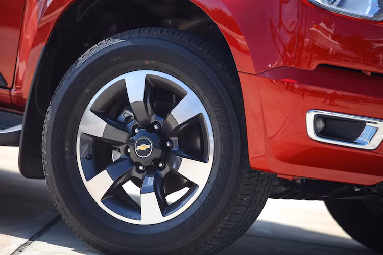 Các bánh xe được nâng cấp lên loại 18 inch 6 cánh đơn 2 tông màu đẹp mắt, với các lốp Bridgestone đa địa hình kích thước 265/60 R18.