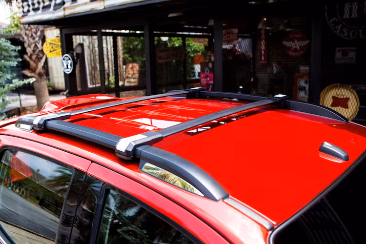 Trong khi đó, trên nóc của Colorado High Country mới là một giá để hàng, thuận tiện khi cần cột những hành lý lớn cho những chuyến đi dài ngày.