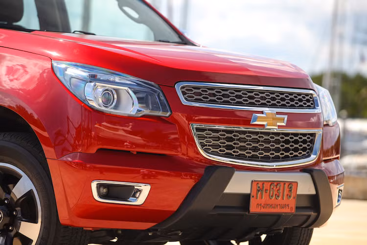 Cụ thể hơn, phần trước của xe có lưới tản nhiệt sơn màu xám thay vì màu đen, cùng với choá đèn pha tối màu hơn.