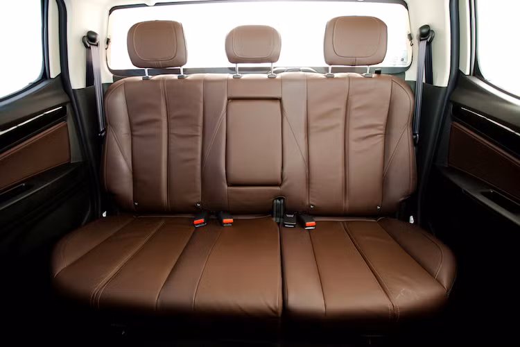 Dù không thể ngả nhưng hàng ghế sau của High Country vẫn tạo cảm giác tương đối thoải mái cho 2 người lớn và 1 trẻ em.