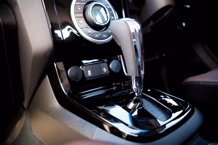 Hộp số của xe vẫn là loại tự động 6 cấp. Colorado High Country sẽ được bán với 2 phiên bản hệ dẫn động là cầu sau hoặc 4 bánh. Trong đó, phiên bản dẫn động 4 bánh có nhiều tuỳ chọn dẫn động khác nhau, có thể điều chỉnh thông qua núm vặn trên bệ trung tâm.