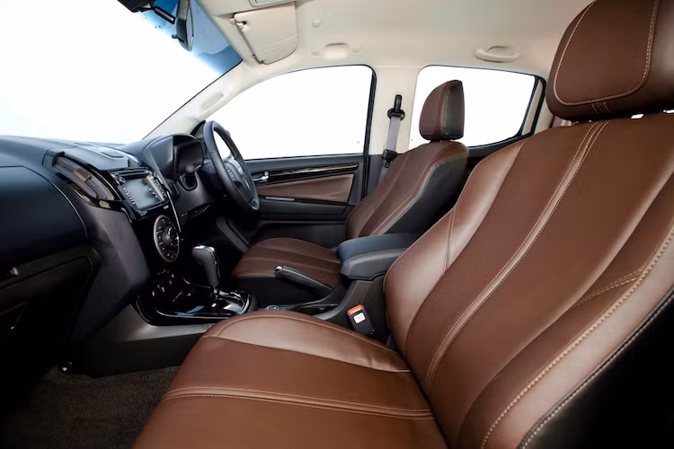 Nội thất của Colorado High Country đã được nâng cấp mạnh về độ sang trọng và tiện nghi, khiến chiếc xe tới gần hơn với những chiếc sedan. Ghế lái của xe có khả năng chỉnh điện tới 6 hướng.