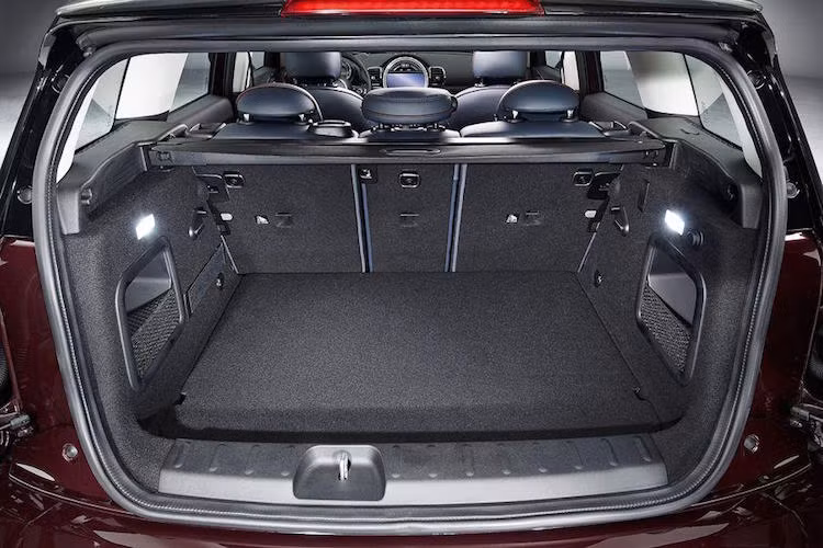 Bên cạnh đó, thể tích khoang hành lý cũng được tăng lên đáng kể, đồng thời cực kỳ tiện dụng cho khách hàng khi có các cánh cửa hậu mở ra dạng đối xứng, giúp dễ chất dỡ hàng hoá.