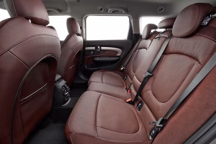 Các kích thước gia tăng của chiếc xe khiến cho hành khách ngồi ở hàng ghế sau có thể tận hưởng một không gian nội thất rộng chưa từng thấy trên một chiếc MINI.