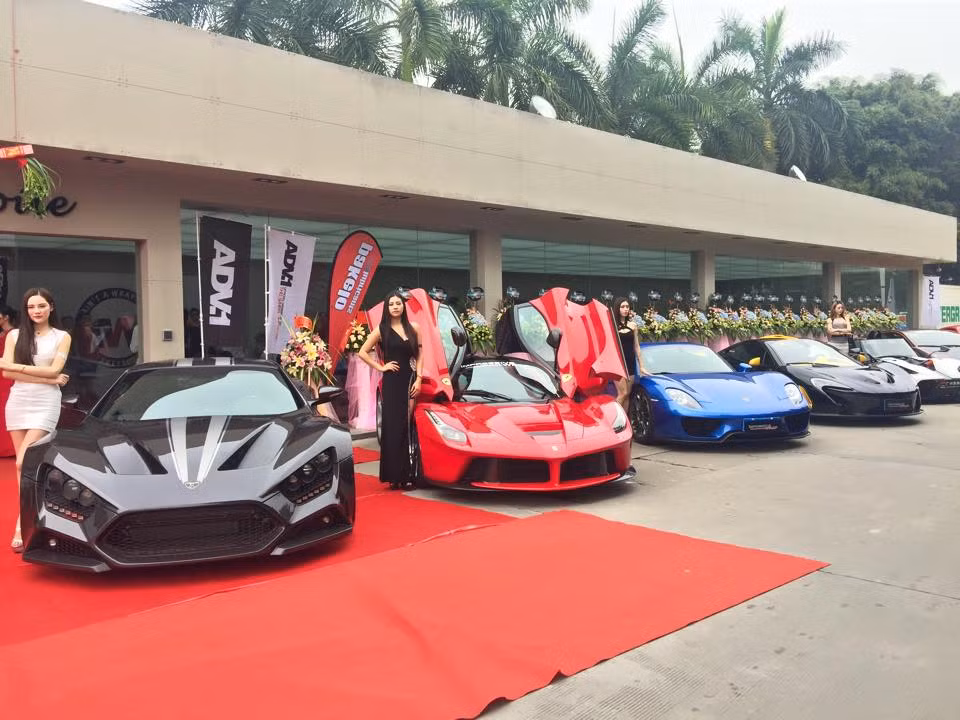 Ước tính, tổng công suất của tất cả những chiếc siêu xe xuất hiện trong buổi lễ khai mạc chi nhánh Impressive Wrap tại Trung Quốc vượt quá con số 12.000 mã lực.