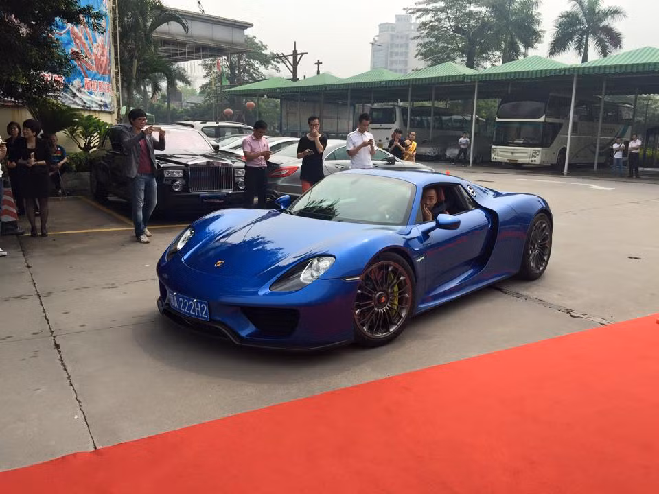 Nối tiếp dau Zenvo ST1 là bộ ba siêu xe hybrid nổi tiếng, bao gồm Porsche 918 Spyder...