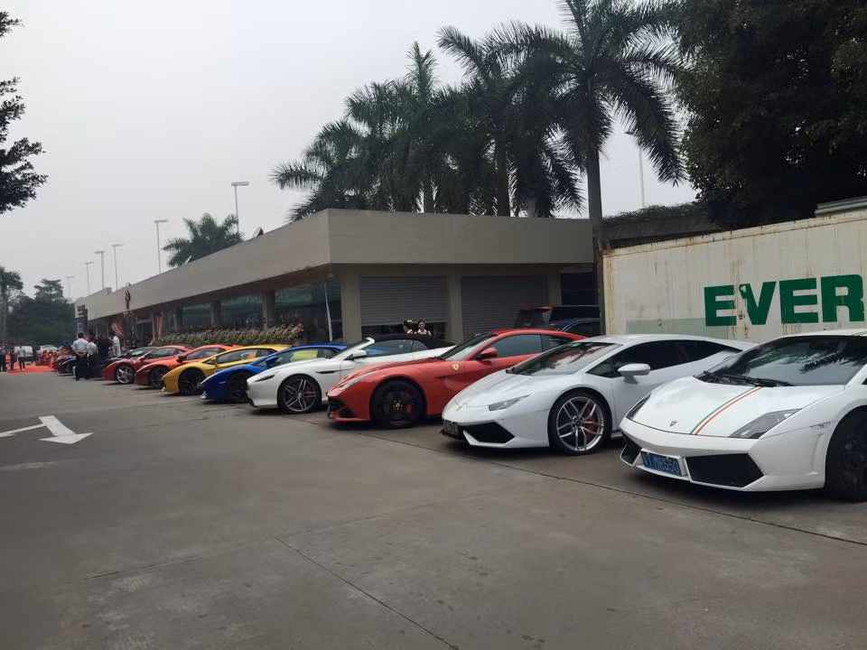 Nối tiếp sau 4 siêu xe "khủng" trên là hàng loạt những siêu xe quen thuộc và "rẻ tiền" hơn như Lamborghini Aventador hay Ferrari F12.