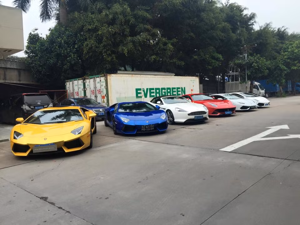 Bên cạnh hàng xe trưng bày bên ngoài, Impressive Wrap còn để một số xe khác trong cửa hàng.