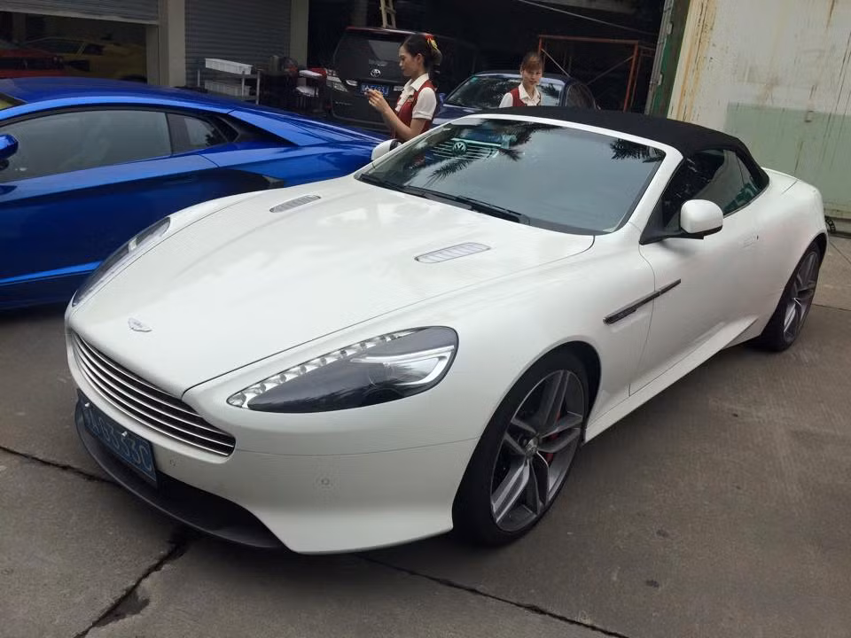 Siêu xe mui trần sang trọng Aston Martin DB9 Volante.