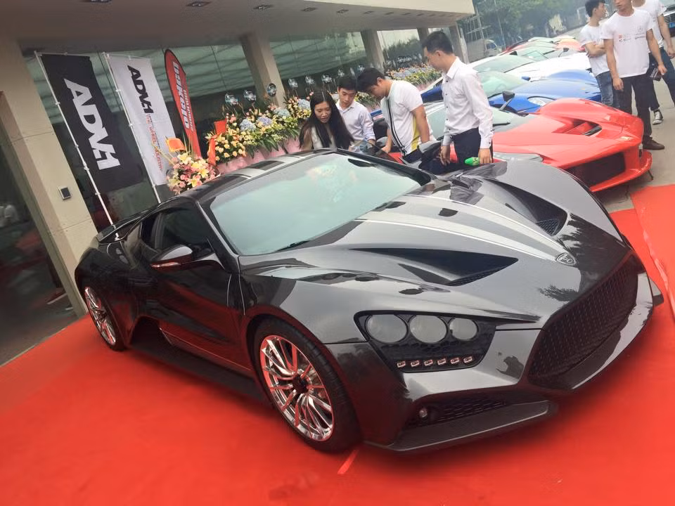 Mở đầu hàng xe là siêu xe Zenvo ST1 cực hiếm của Đan Mạch, với động cơ 6.8l V8 1104 mã lực.