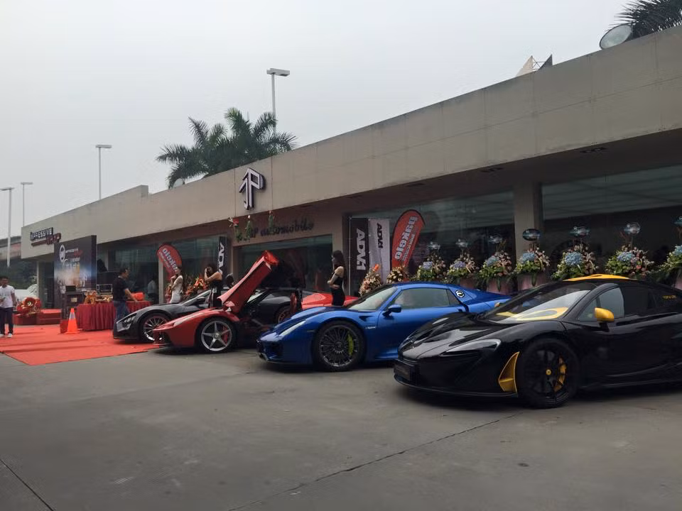 Cả 2 chiếc McLaren P1 duy nhất trên đất Trung Hoa đều hội tụ ở ngày khai trương Impressive Wrap.