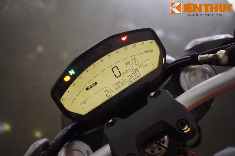 Bảng đồng hồ của Monster 821 cung cấp đầy đủ các thông tin về xe, bao gồm cả tình trạng ABS, hệ thống điều khiển lực kéo và các chế độ lái.