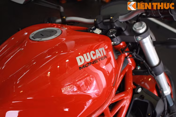 Bình xăng nhô cao cùng tay lái rộng đúng chất naked-bike dành cho các fan của dòng Monster nhà Ducati.
