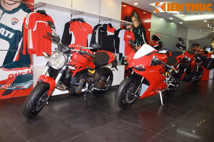 Monster 821 "so dáng" cùng "người anh em" sportbike 899 Panigale.