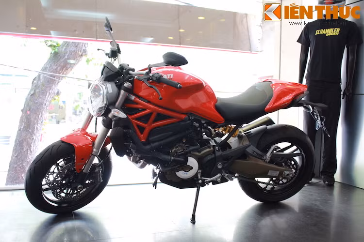 Chính vì vậy, thiết kế của Monster 821 có rất nhiều điểm chung với "người anh" 1200.