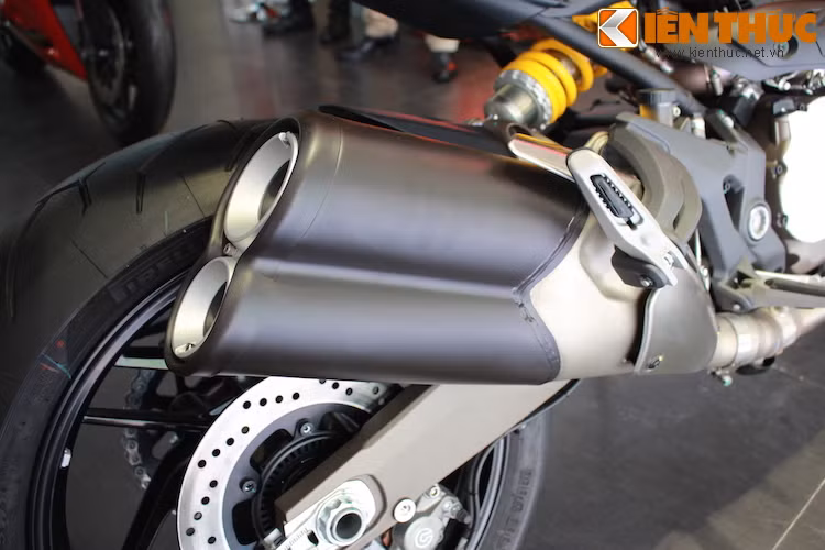 Cụm ống xả được đặt ở phía bên trái với cổ ống xả to và sử dụng kiểu 2-1-2. Trông có vẻ giản dị nhưng âm thanh mà ống xả đem lại khá uy lực.