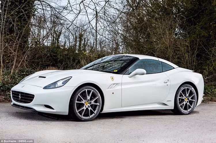 Bên cạnh chiếc Phantom, 4 mẫu xe còn lại trong lô đấu giá đều là xe Ferrari.