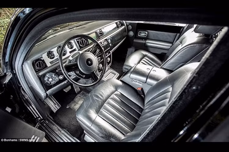 Sau nhiều năm, ghế trước của xe đã bắt đầu bị rạn da. Được biết khi bị tịch thu, Surin đã bỏ lại trong khoang hành lý của chiếc Phantom này tới 800.000 Euro tiền mặt.