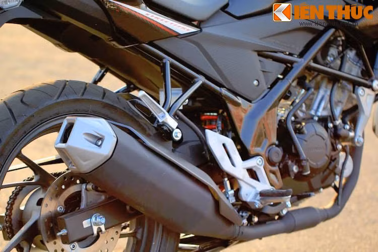 Ống xả của xe có thiết kế khá lớn do phải tích hợp thêm bộ lọc khí thải,